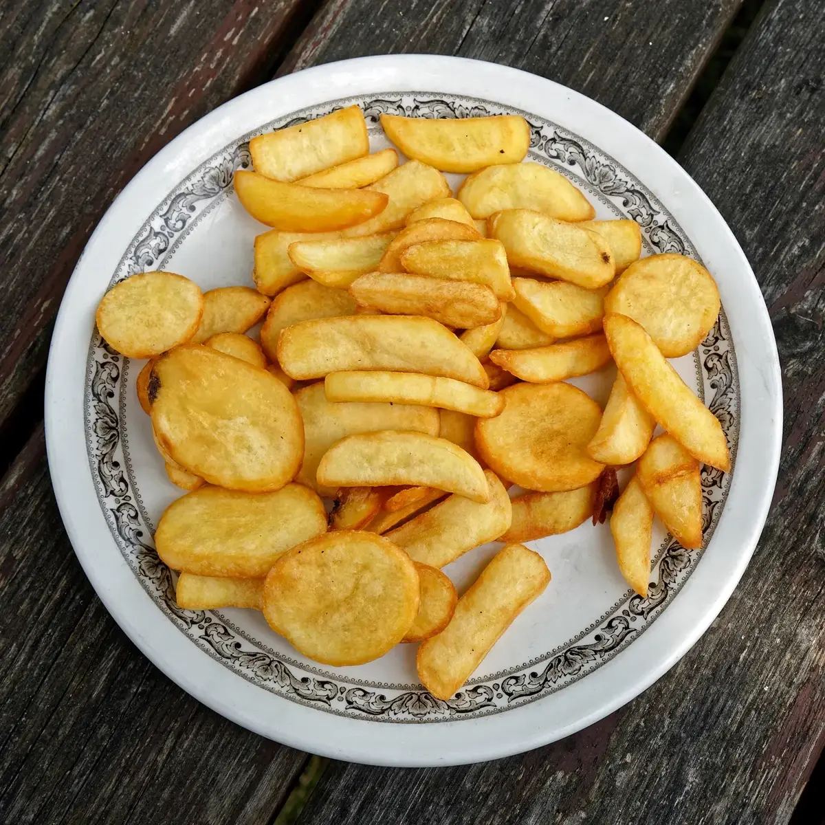 Prato de batatas fritas douradas